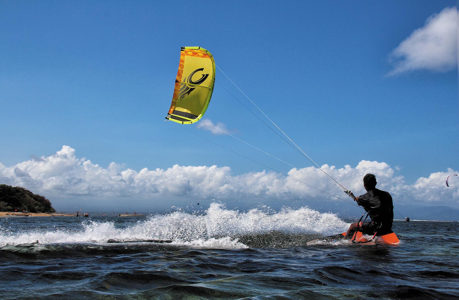 Hombre practicando kitesurf