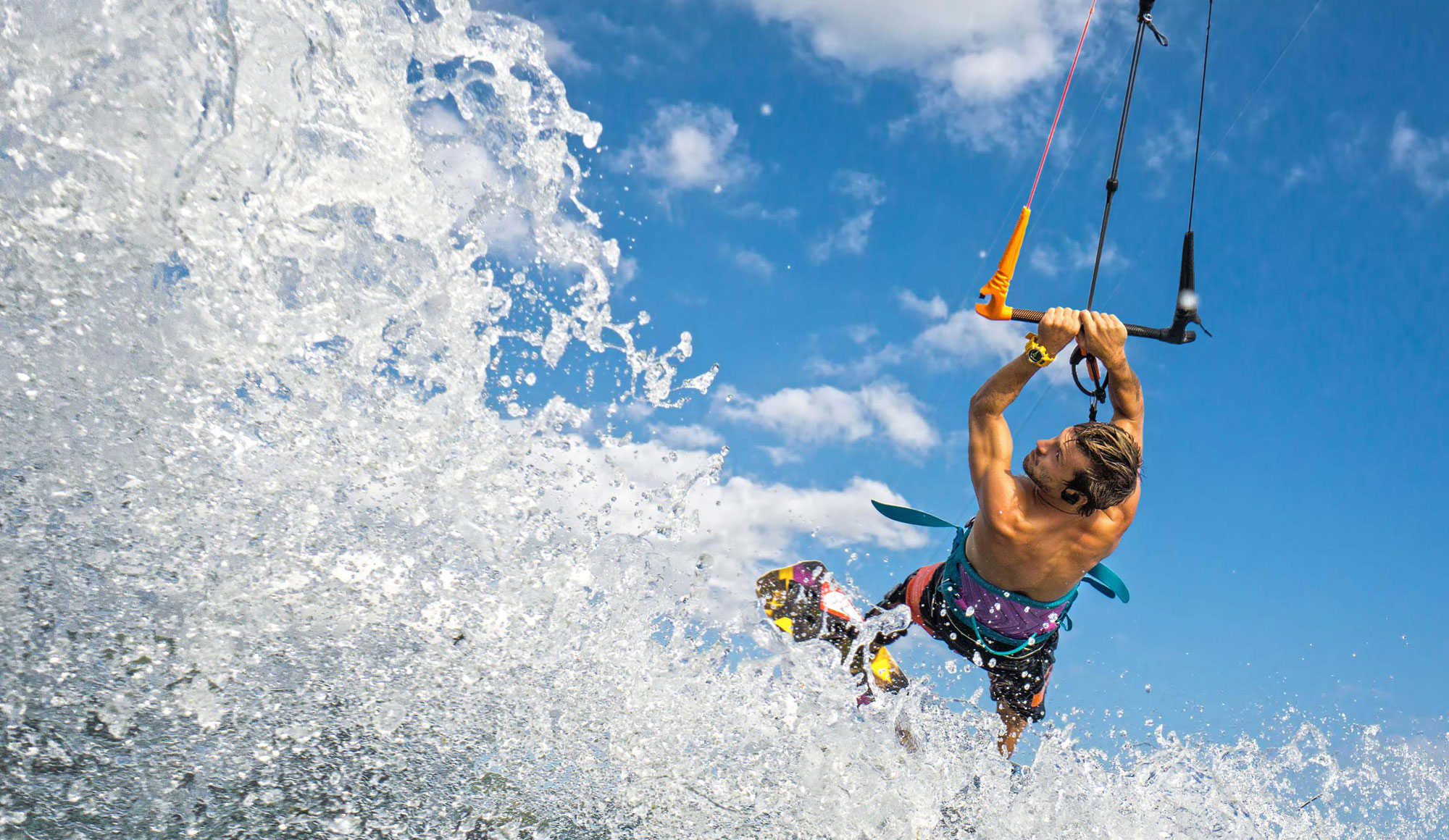 Mujer practicando kitesurf