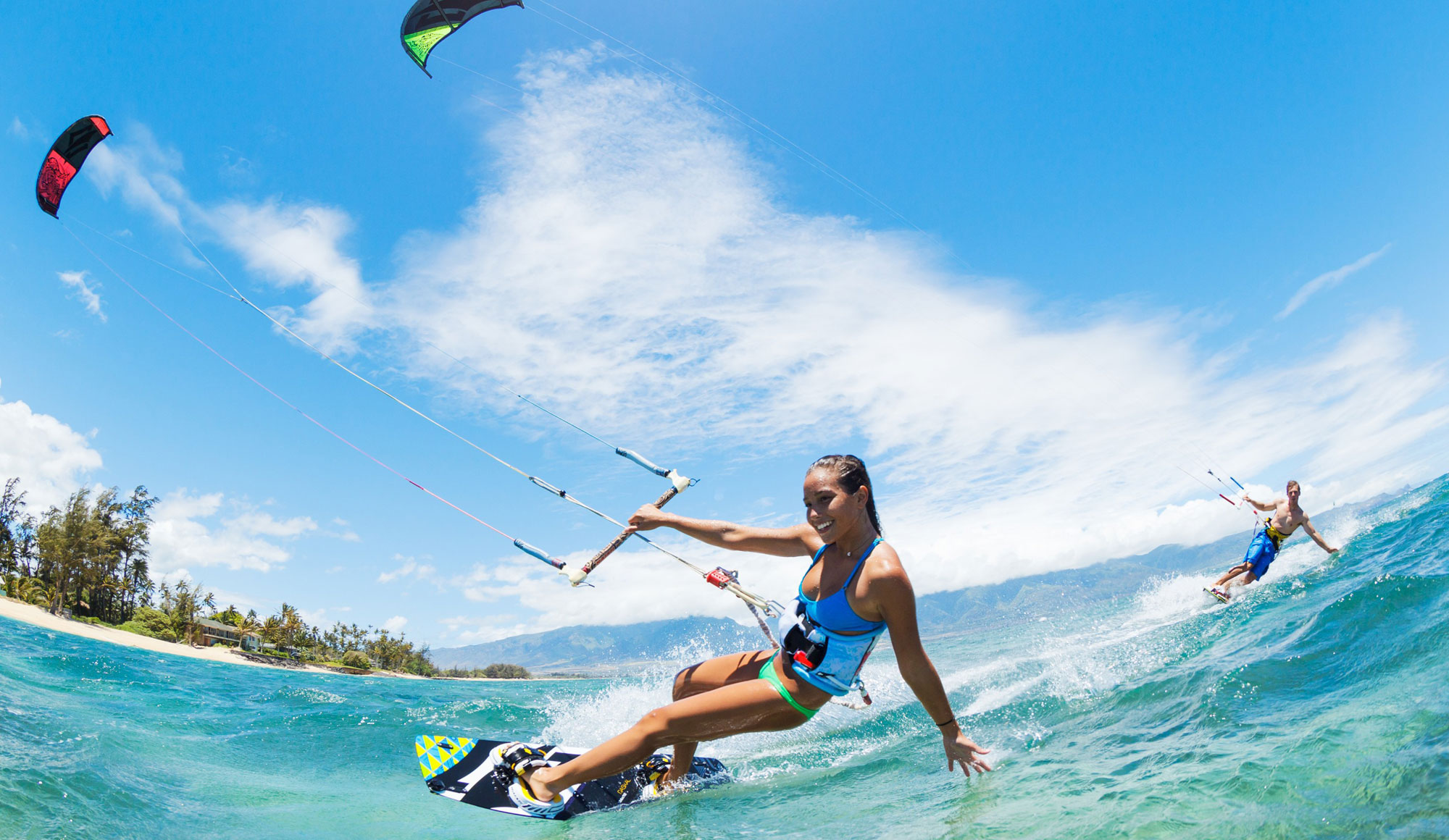 Hombre practicando kitesurf