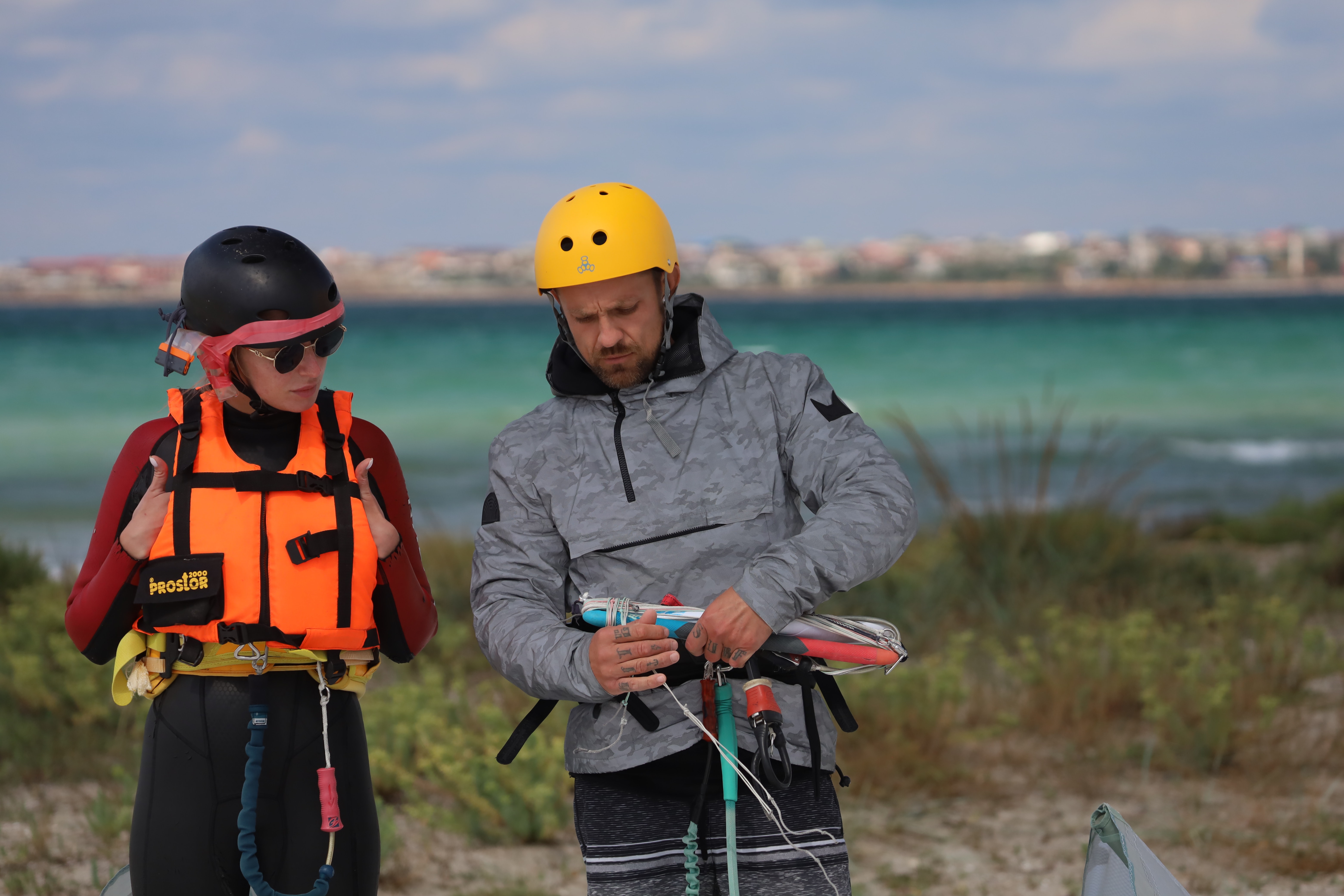Profesor dando clase de kitesurf