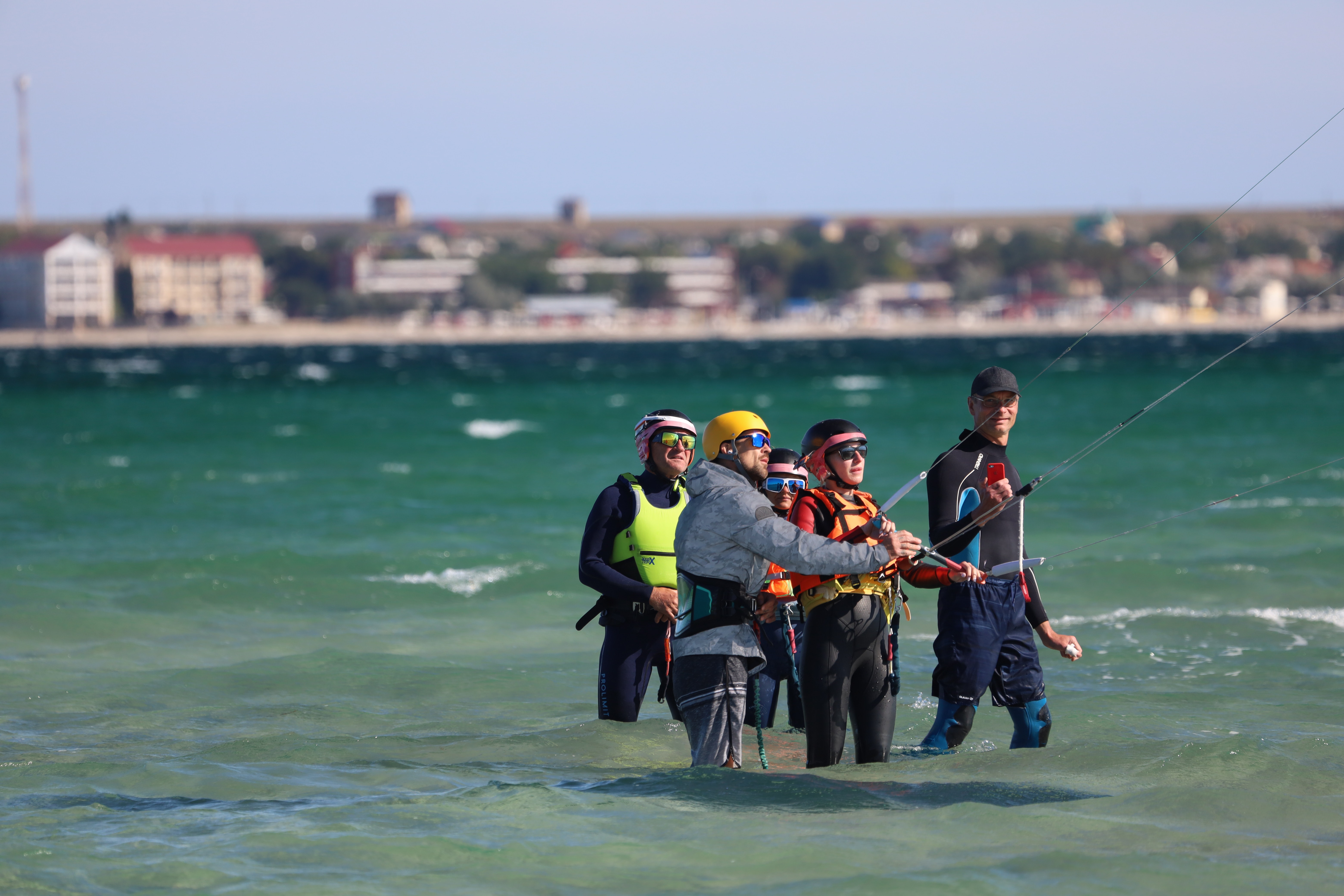 Profesor dando clase de kitesurf