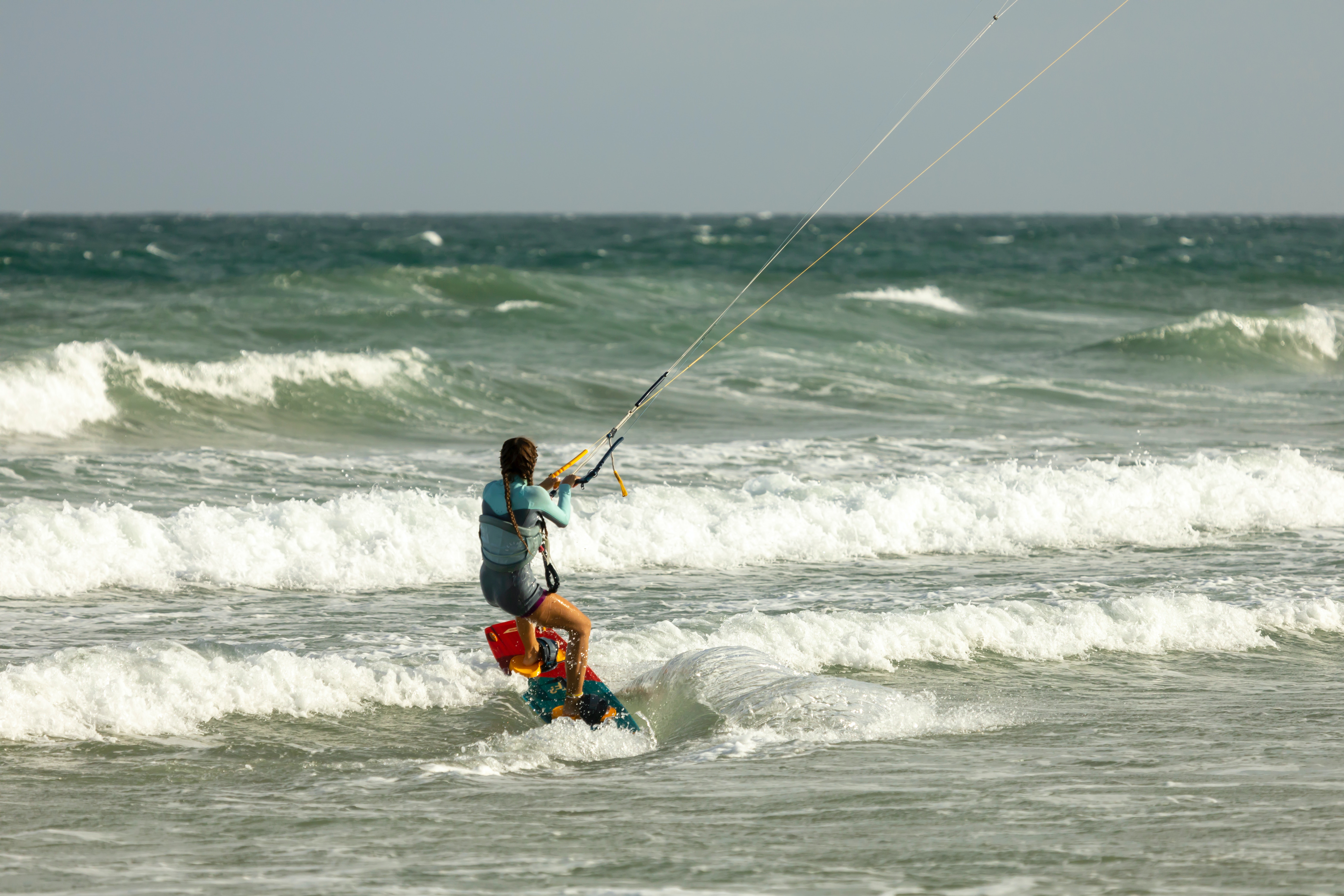 Hombre practicando kitesurf