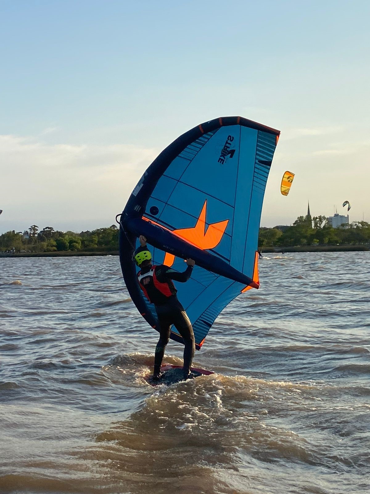 Hombre practicando wing foil