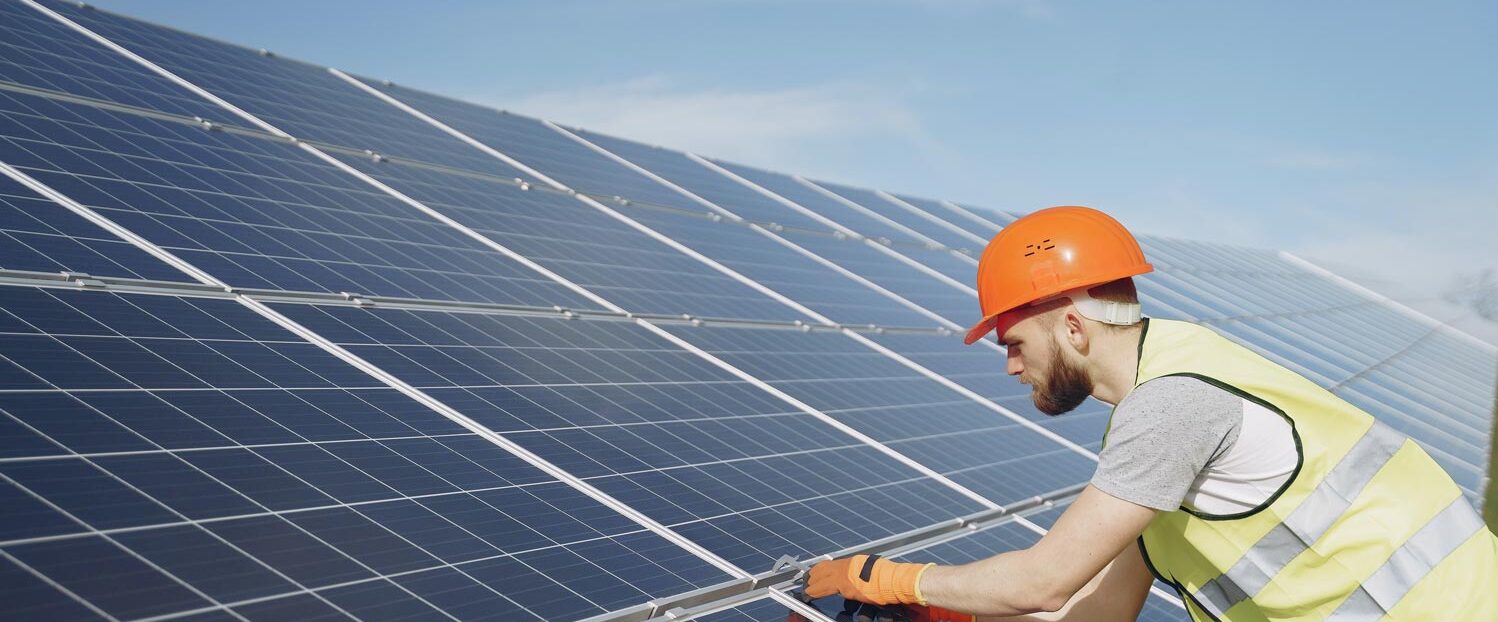 trabajador instalando placa solar